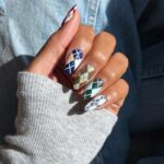 Клетчатый маникюр в апреле 2026: как выглядит аргайл сейчас