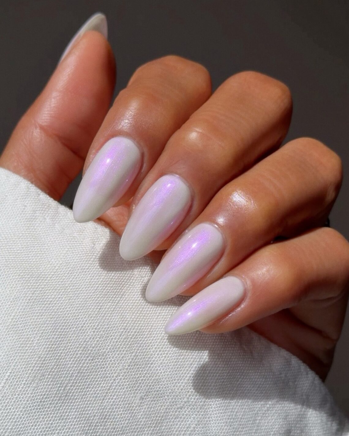 Маникюр с влажным блеском 2026: покрытие, которое меняет цвет на свету