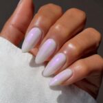 Маникюр с влажным блеском 2026: покрытие, которое меняет цвет на свету