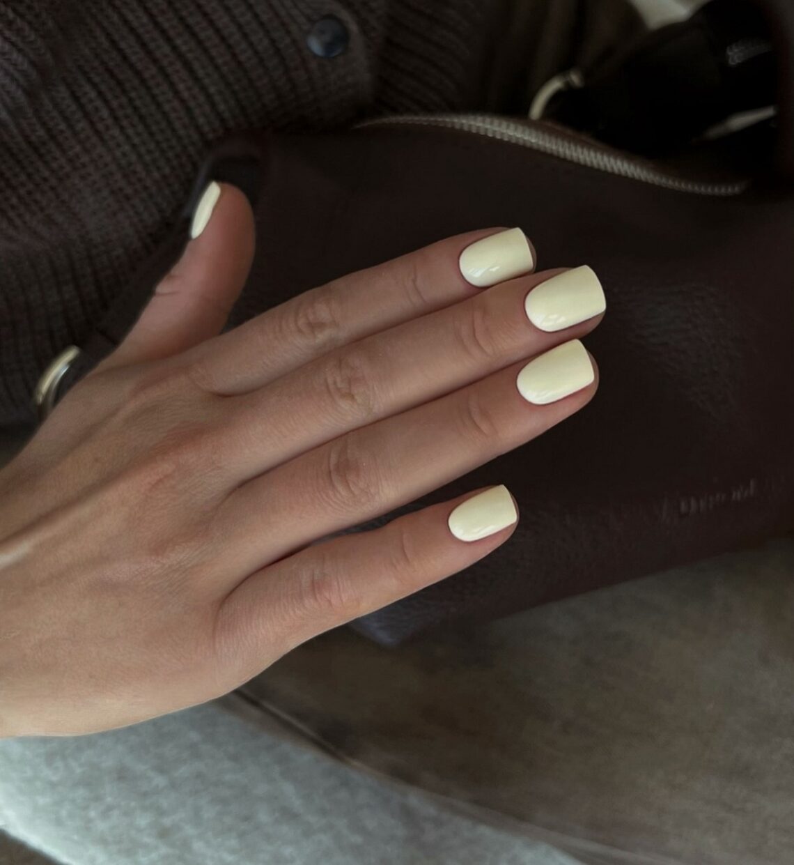 Желтый маникюр снова в тренде — но именно этот оттенок выглядит дорого