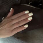 Желтый маникюр снова в тренде — но именно этот оттенок выглядит дорого