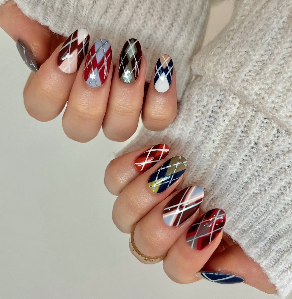 Клетчатый маникюр в апреле 2026: как выглядит аргайл сейчас