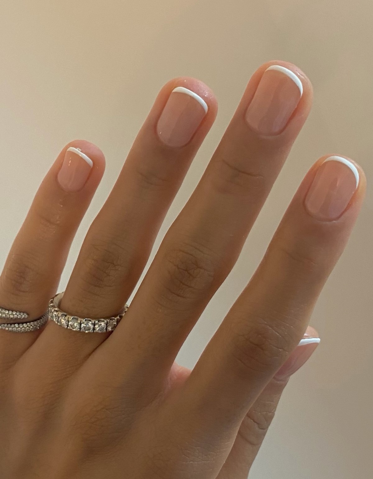 Короткие ногти снова в моде — и выглядят аккуратнее длинных