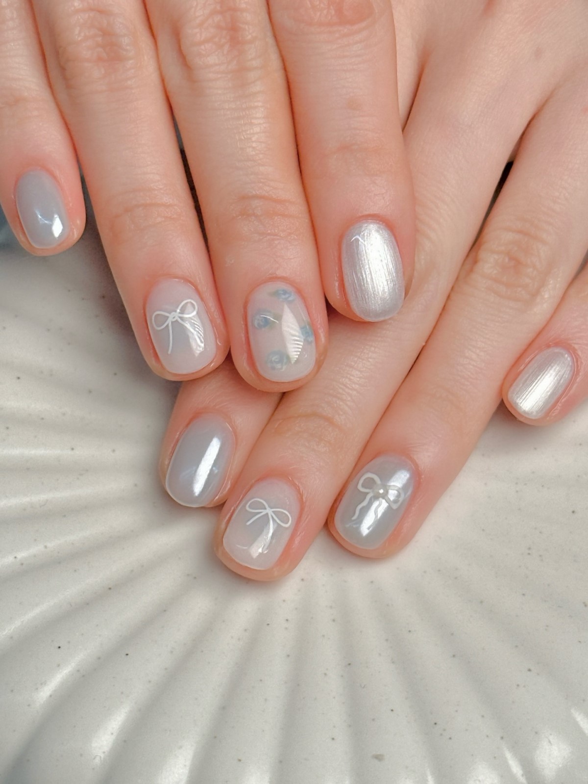 Маникюр с влажным блеском 2026: покрытие, которое меняет цвет на свету