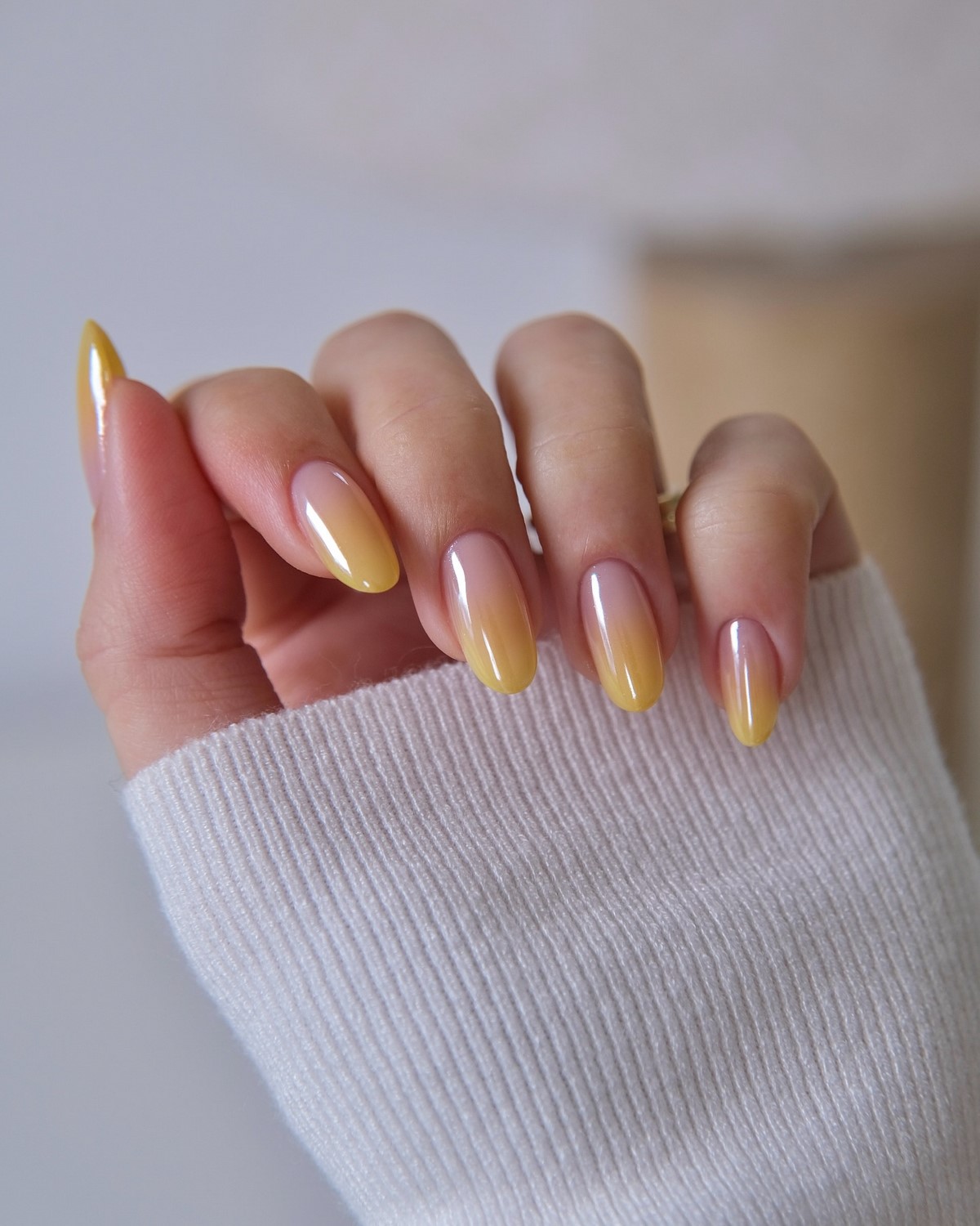 Желтый маникюр снова в тренде — но именно этот оттенок выглядит дорого