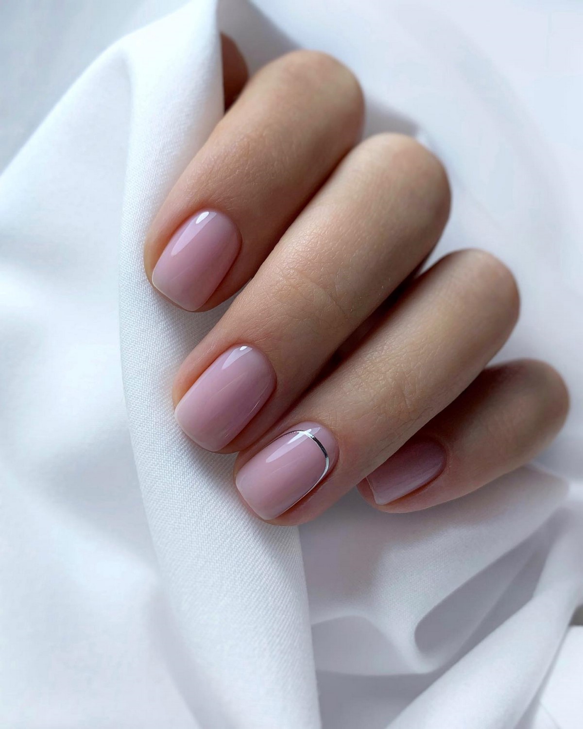 Этот маникюр выглядит дорого без дизайна — его выбирают чаще