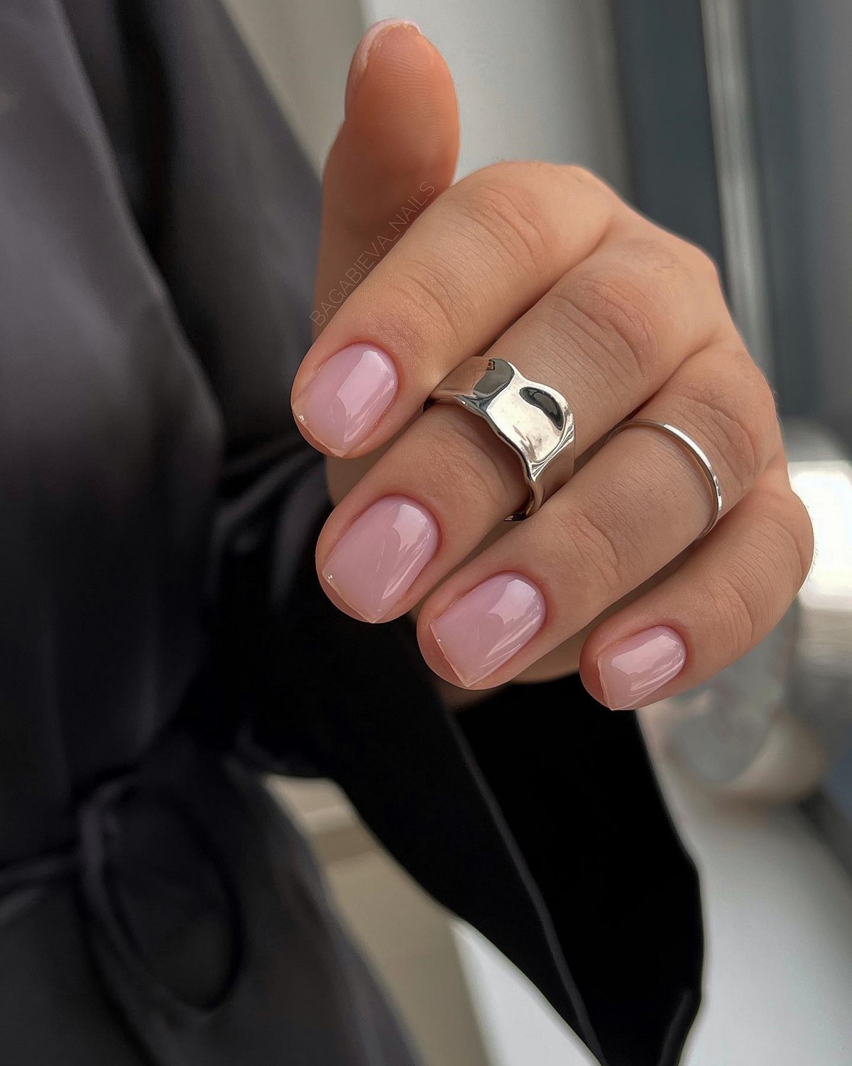 Этот оттенок лака сейчас выбирают чаще всего — он смотрится дорого без усилий