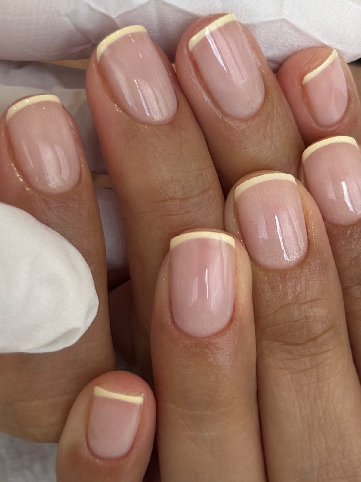 Короткие ногти снова в моде — и выглядят аккуратнее длинных