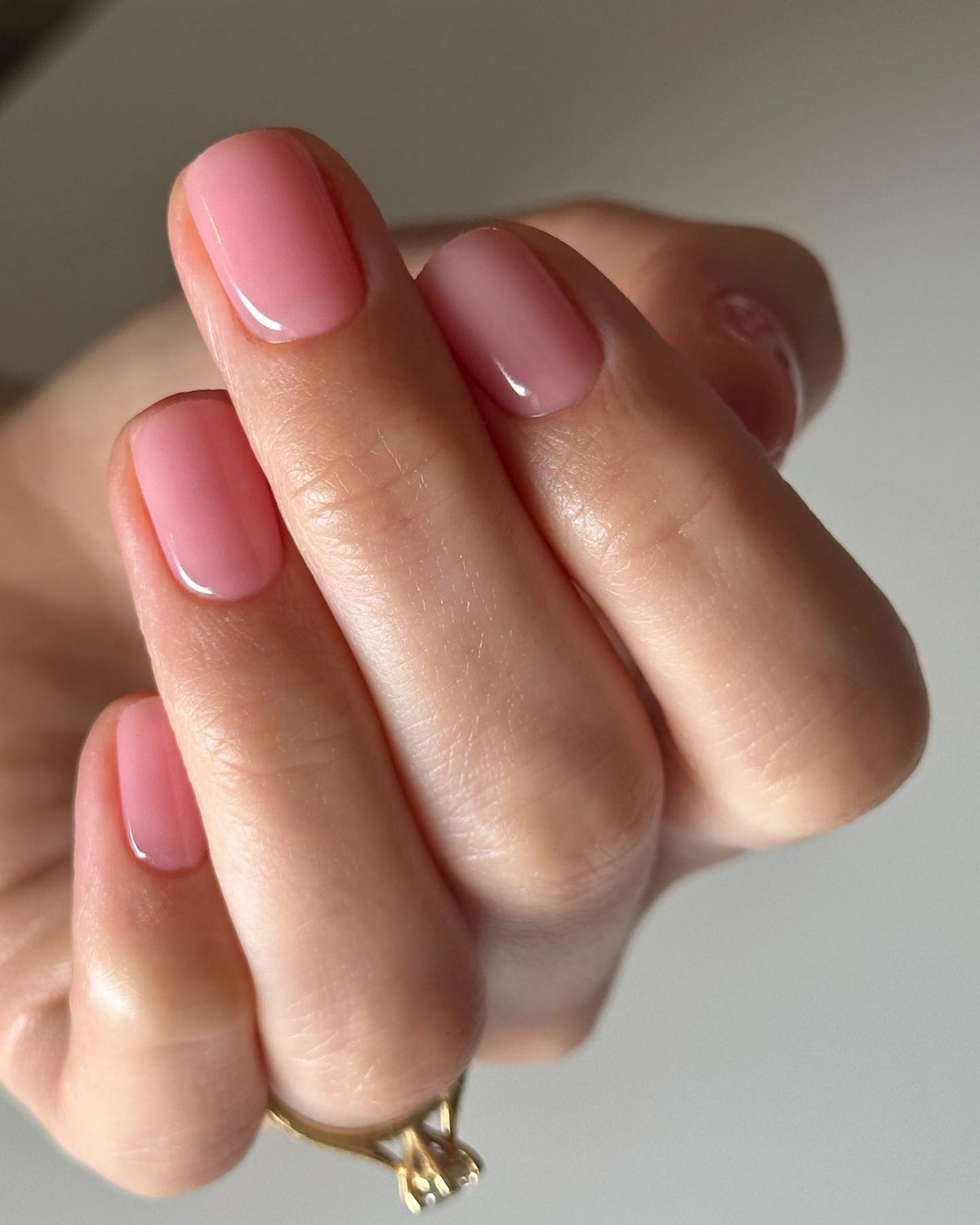 Маникюр с влажным блеском 2026: покрытие, которое меняет цвет на свету