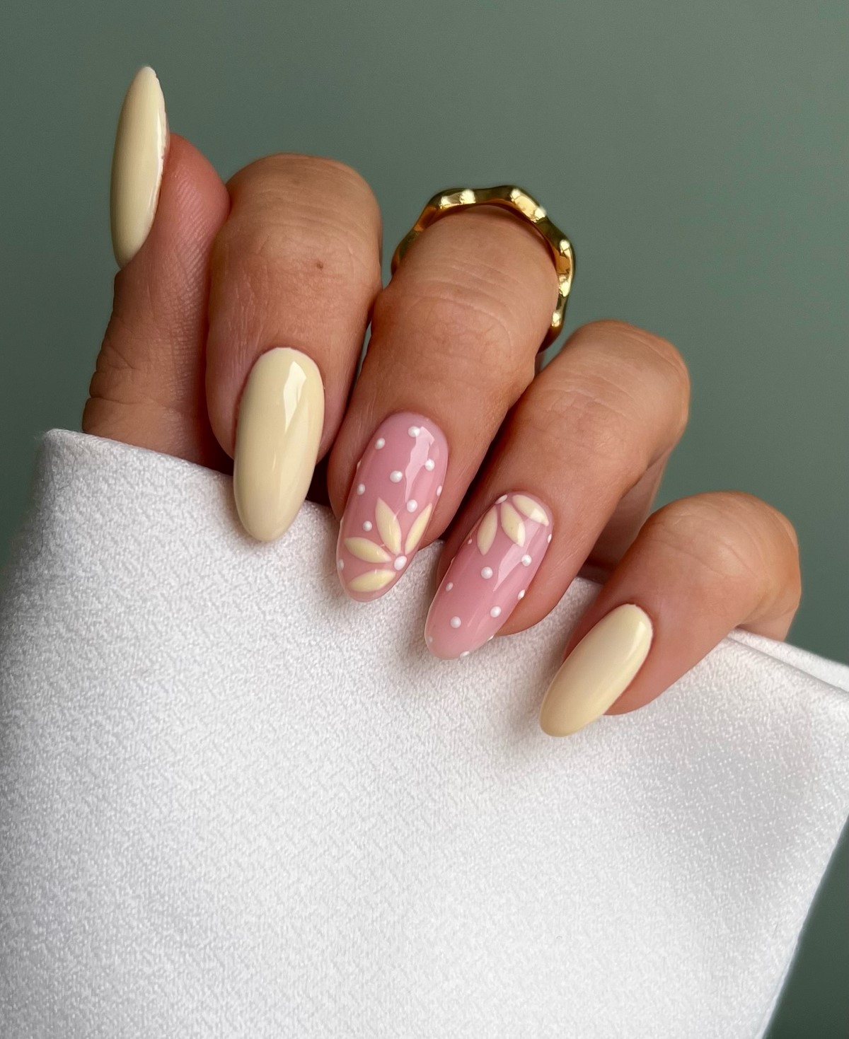 Желтый маникюр снова в тренде — но именно этот оттенок выглядит дорого