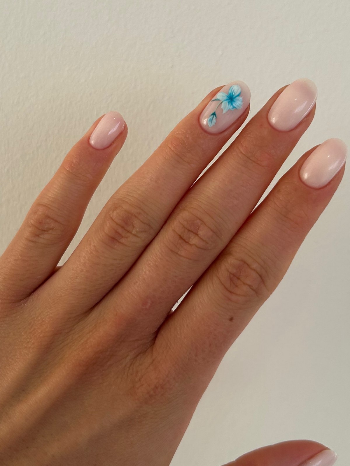 Короткие ногти снова в моде — и выглядят аккуратнее длинных