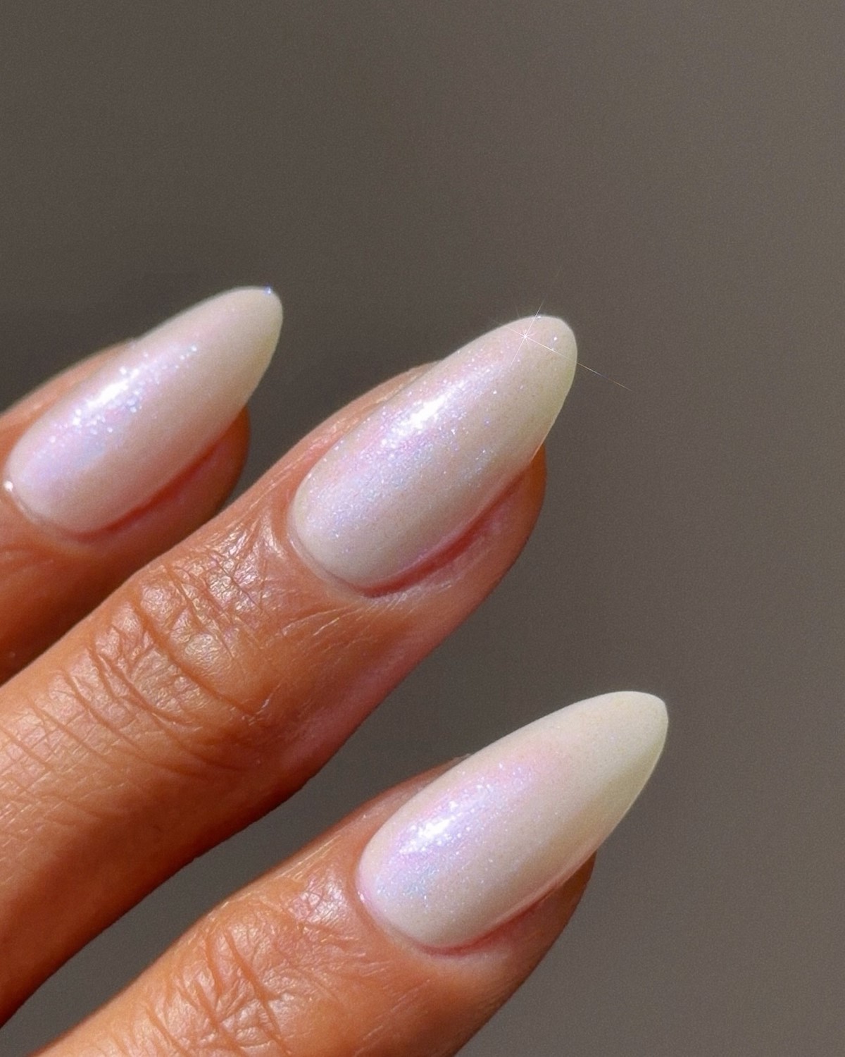 Маникюр с влажным блеском 2026: покрытие, которое меняет цвет на свету