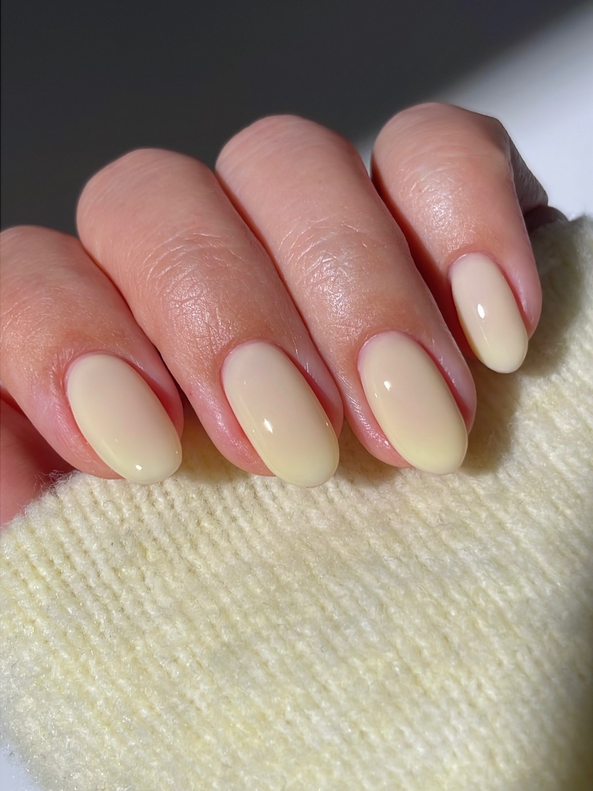 Желтый маникюр снова в тренде — но именно этот оттенок выглядит дорого