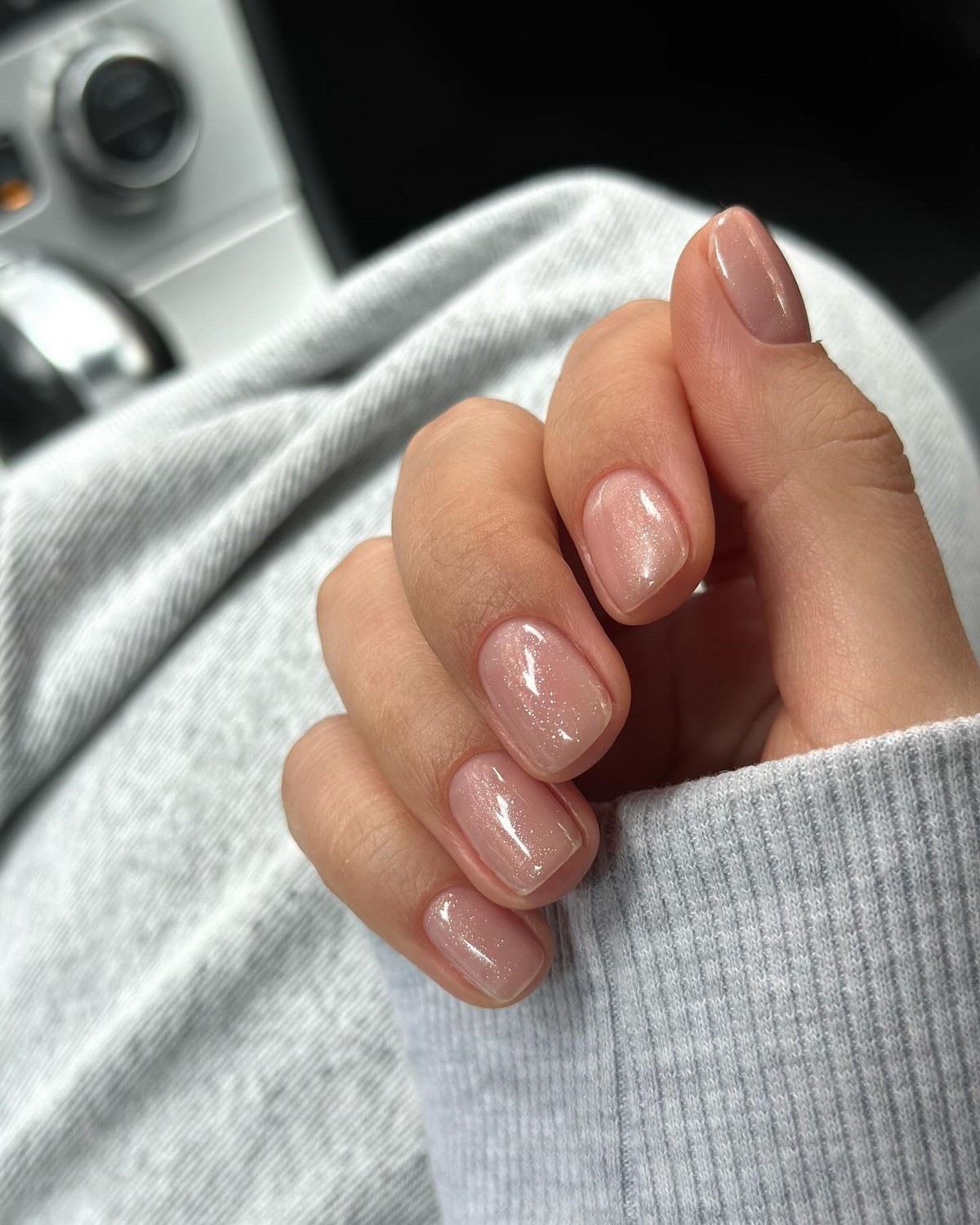 Этот оттенок лака сейчас выбирают чаще всего — он смотрится дорого без усилий