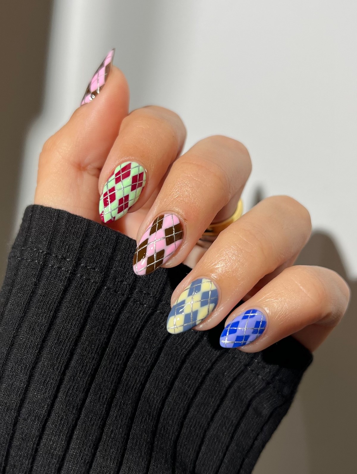 Клетчатый маникюр в апреле 2026: как выглядит аргайл сейчас