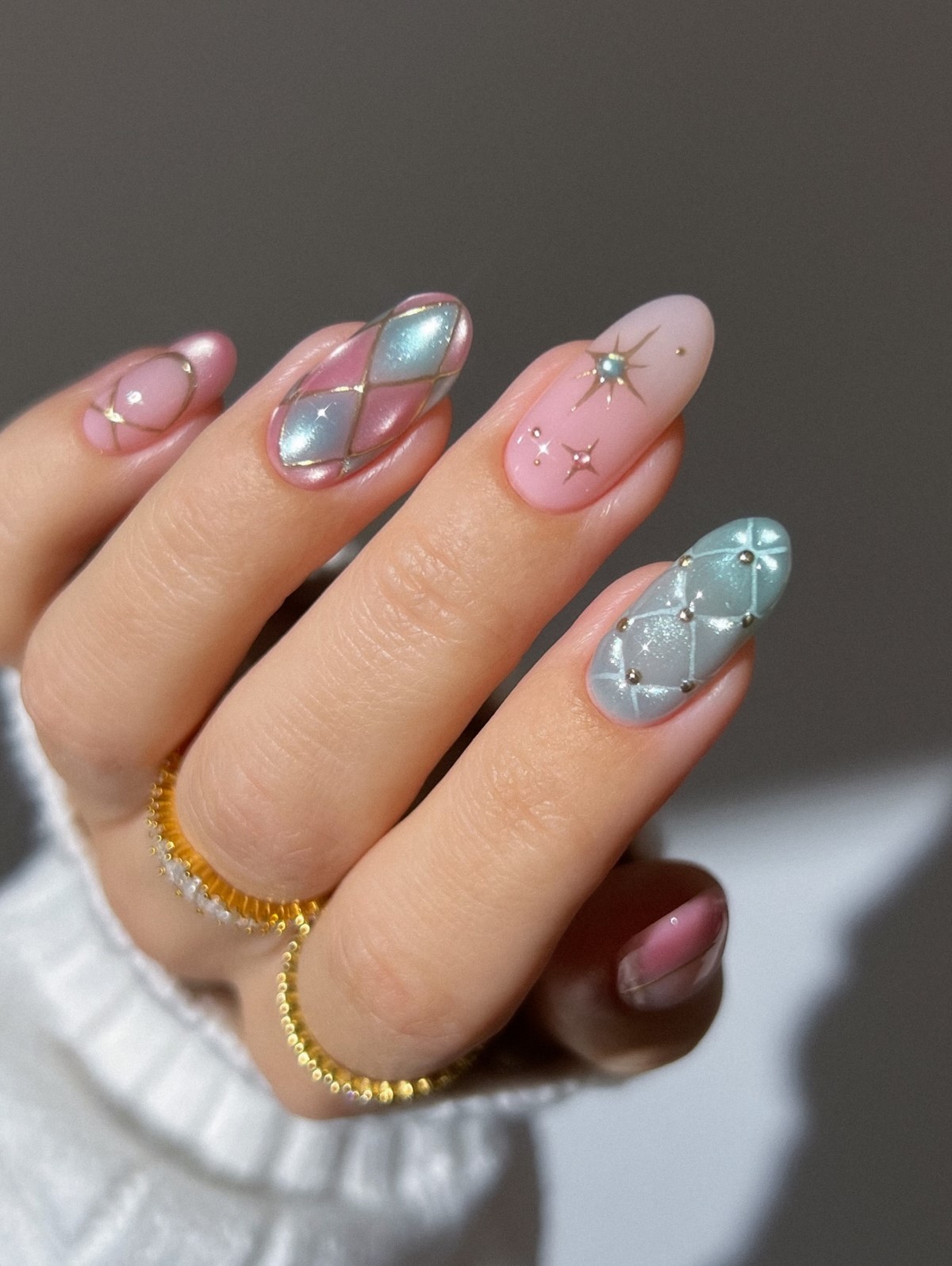 Клетчатый маникюр в апреле 2026: как выглядит аргайл сейчас