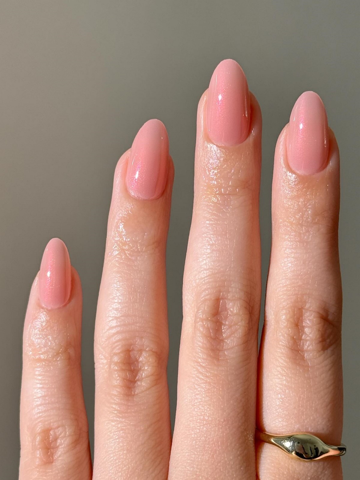 Этот оттенок лака сейчас выбирают чаще всего — он смотрится дорого без усилий