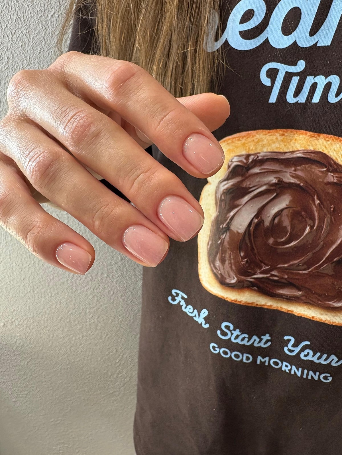 Этот оттенок лака сейчас выбирают чаще всего — он смотрится дорого без усилий