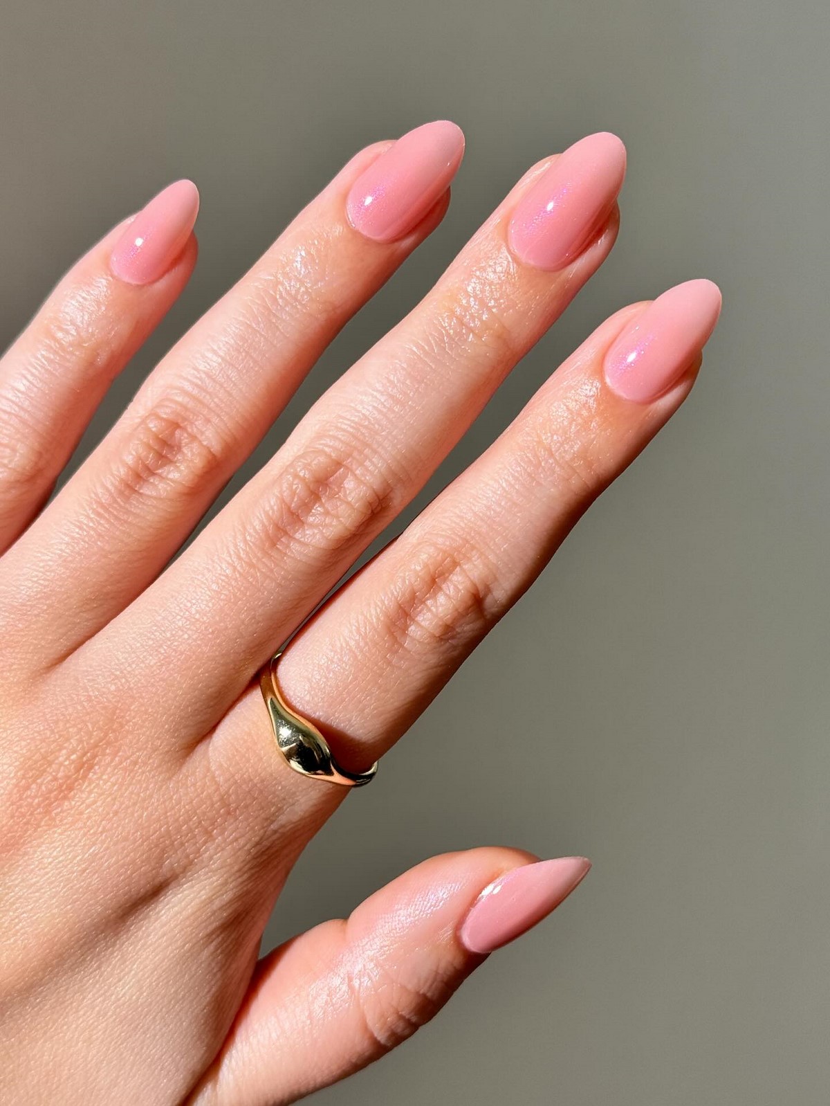 Маникюр с влажным блеском 2026: покрытие, которое меняет цвет на свету