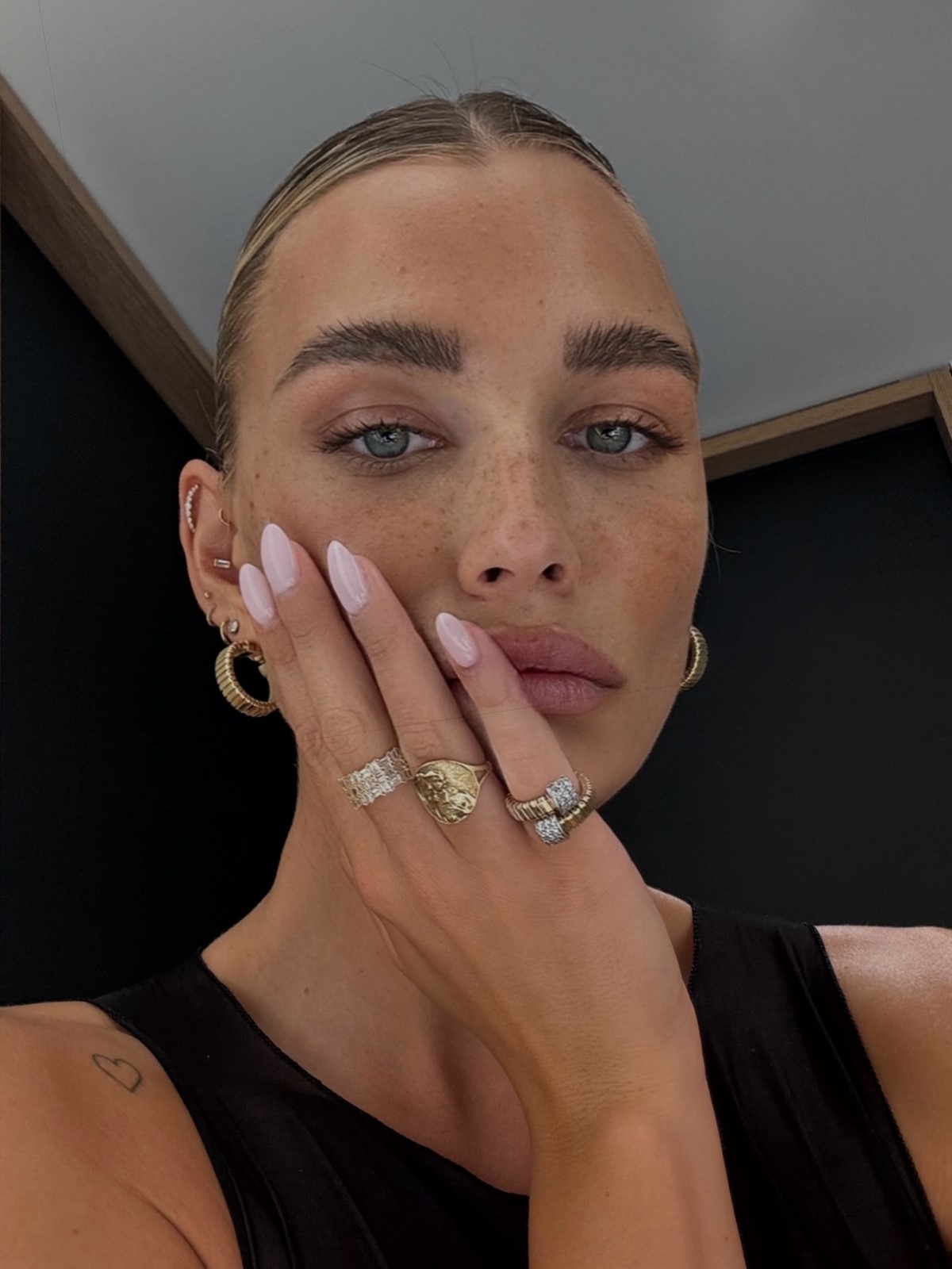 Этот оттенок лака сейчас выбирают чаще всего — он смотрится дорого без усилий