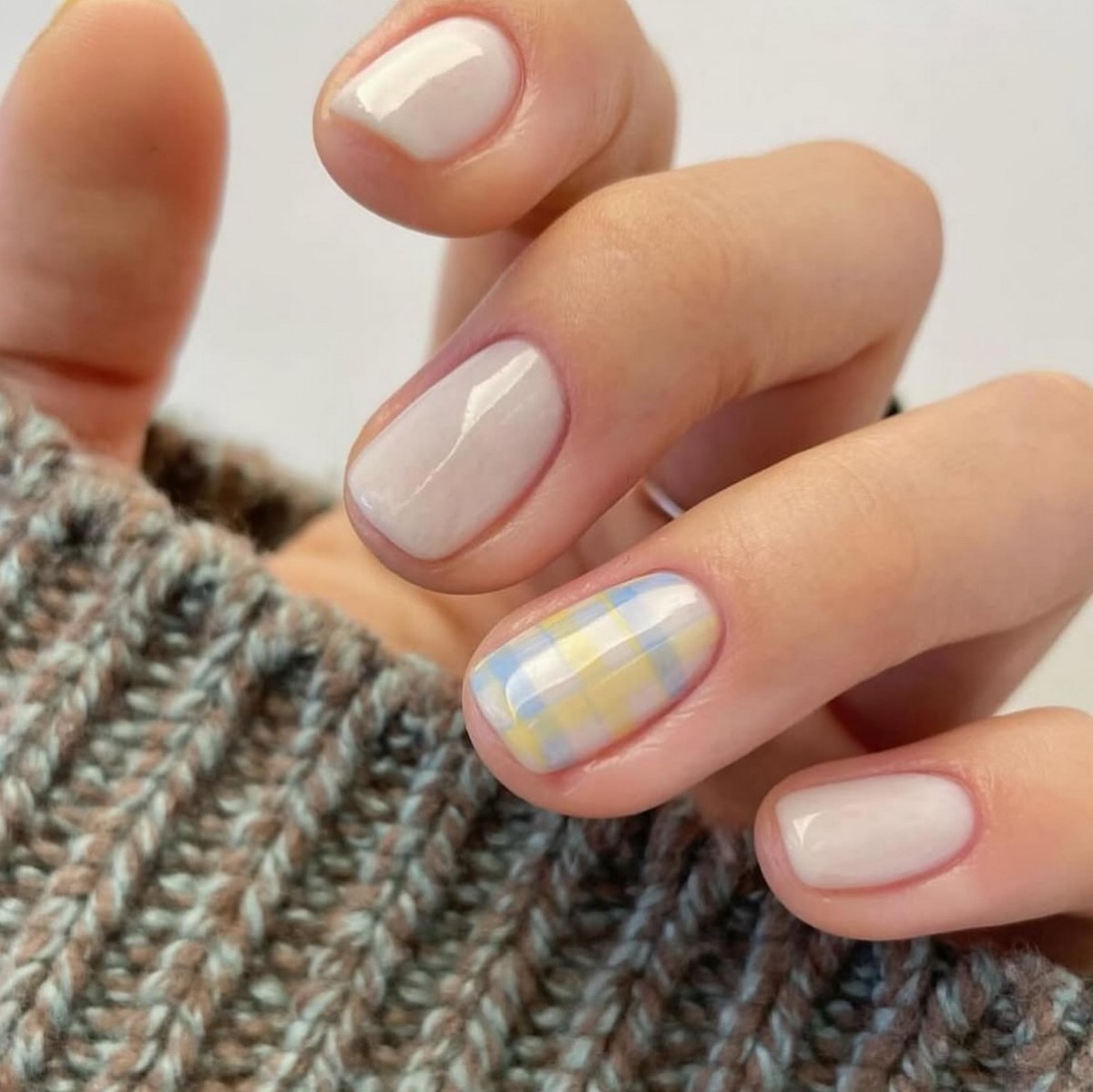 Клетчатый маникюр в апреле 2026: как выглядит аргайл сейчас