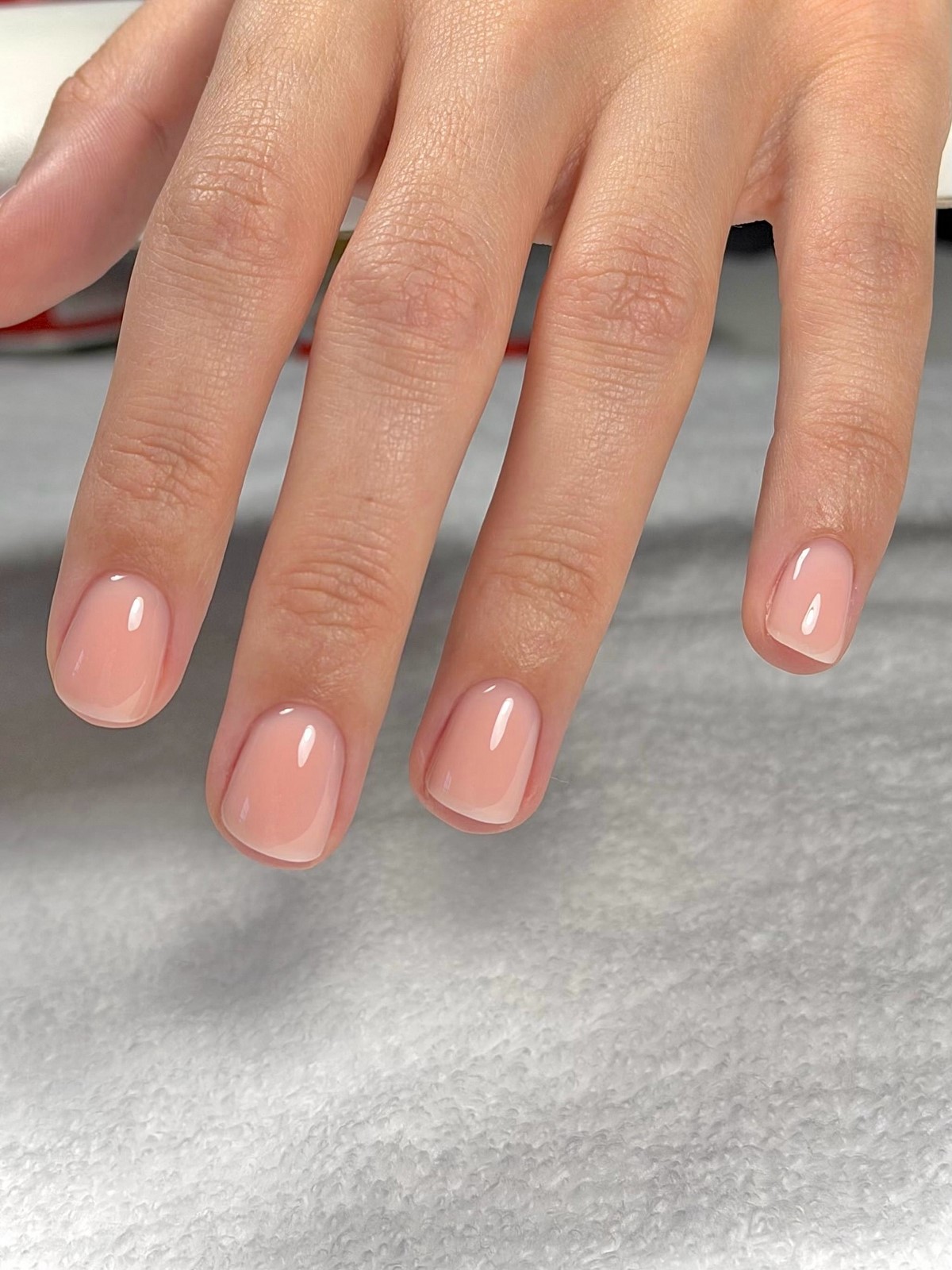 Маникюр с влажным блеском 2026: покрытие, которое меняет цвет на свету