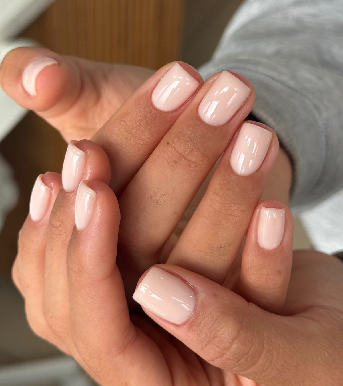 Этот оттенок лака сейчас выбирают чаще всего — он смотрится дорого без усилий