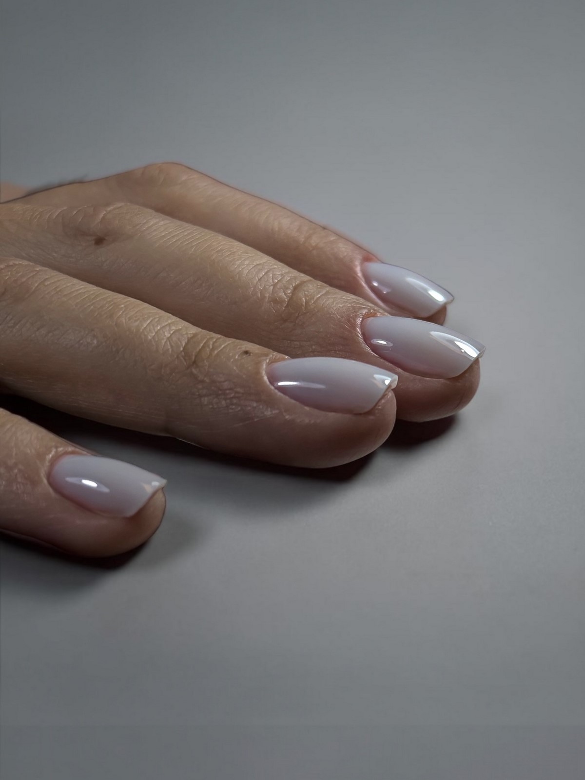 Маникюр с влажным блеском 2026: покрытие, которое меняет цвет на свету