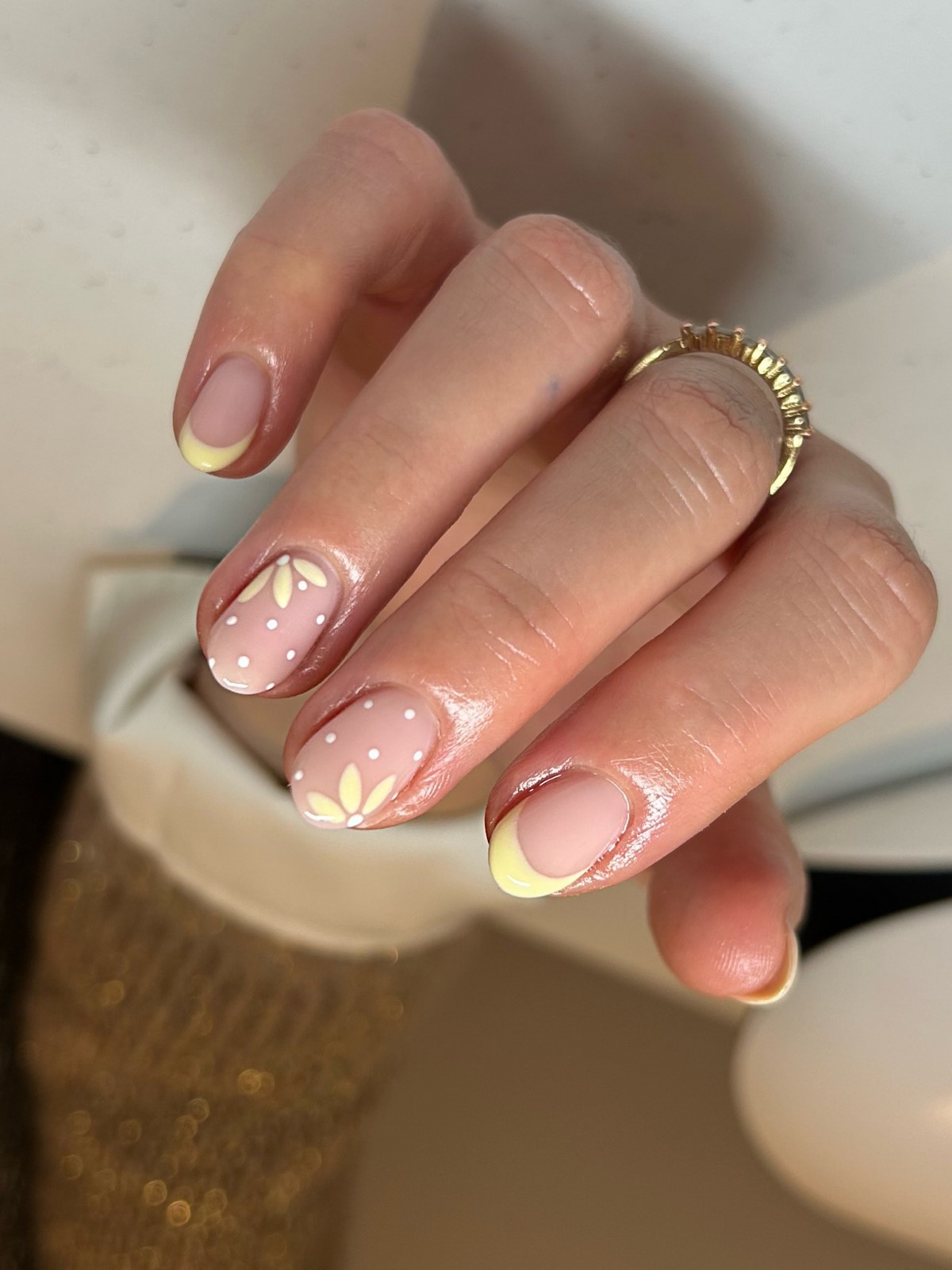 Желтый маникюр снова в тренде — но именно этот оттенок выглядит дорого