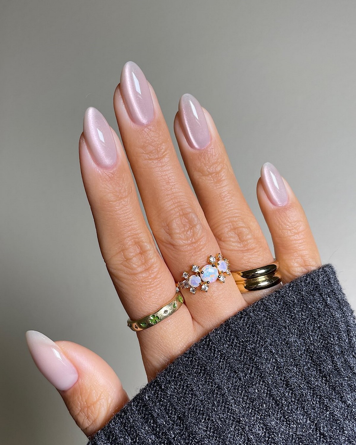 Этот маникюр выглядит дорого без дизайна — его выбирают чаще