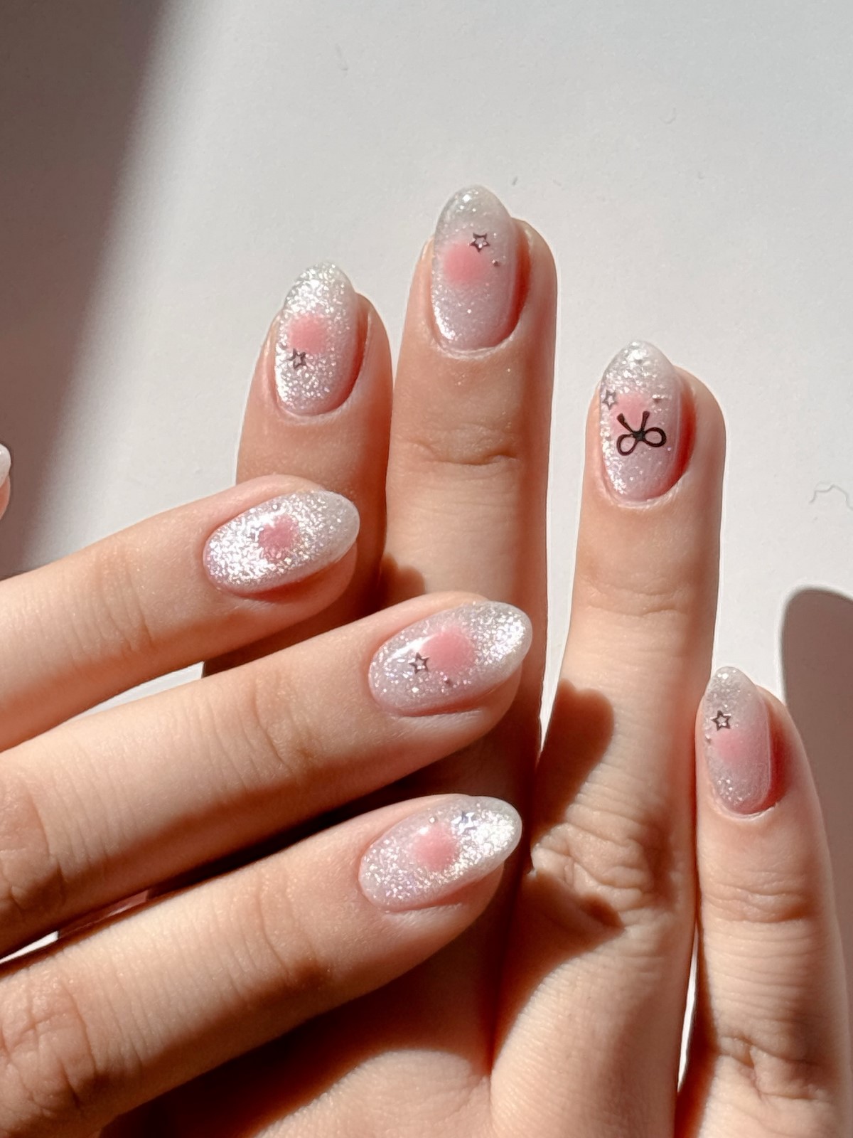 Маникюр с влажным блеском 2026: покрытие, которое меняет цвет на свету