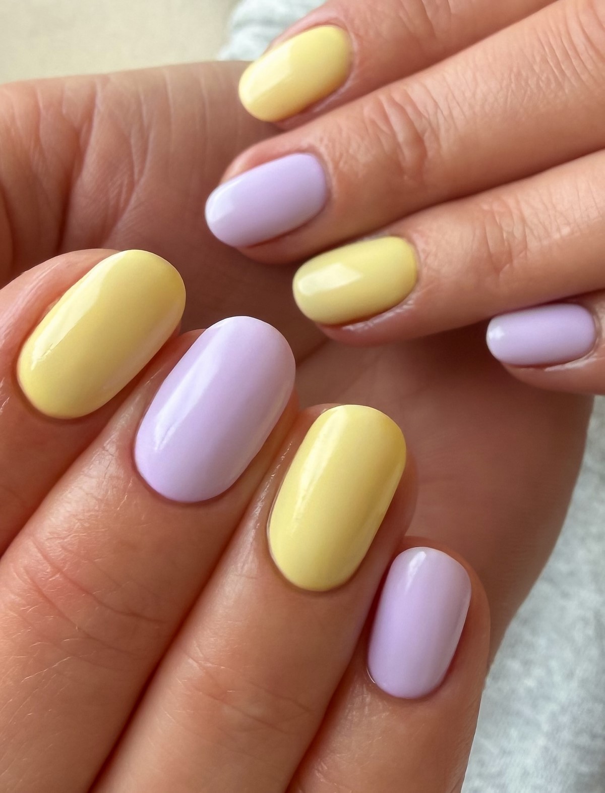 Желтый маникюр снова в тренде — но именно этот оттенок выглядит дорого