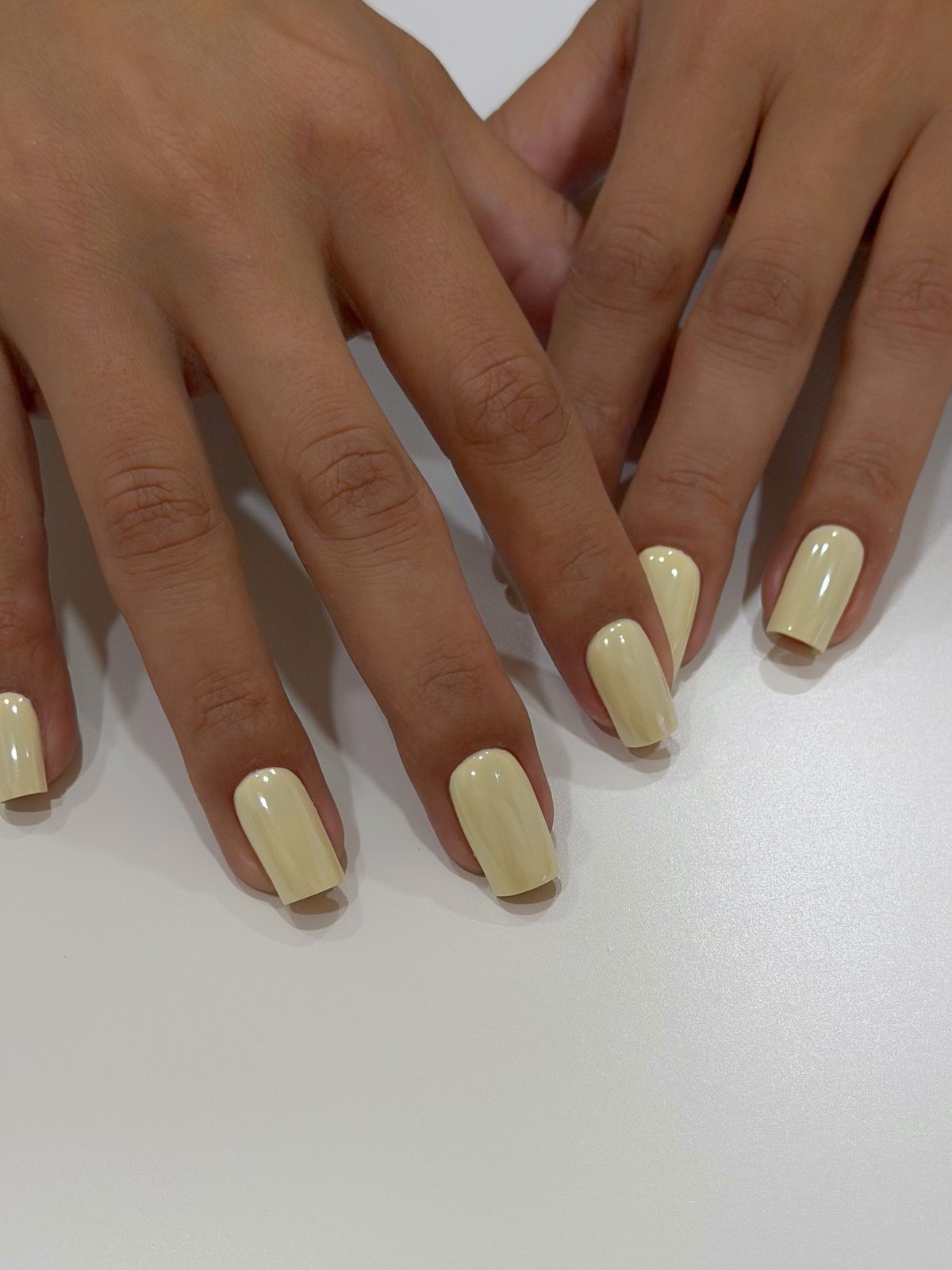 Желтый маникюр снова в тренде — но именно этот оттенок выглядит дорого