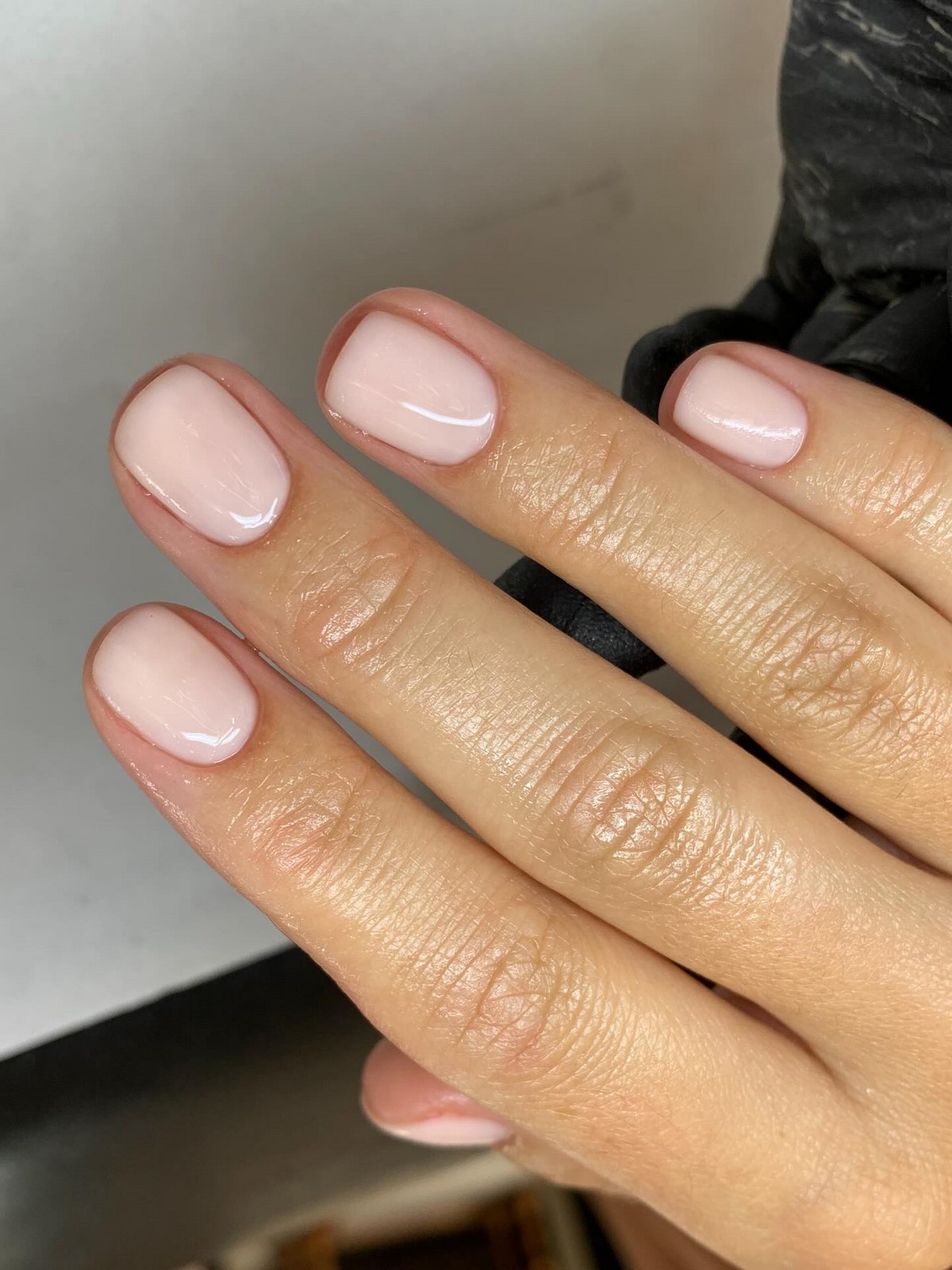 Этот маникюр выглядит дорого без дизайна — его выбирают чаще