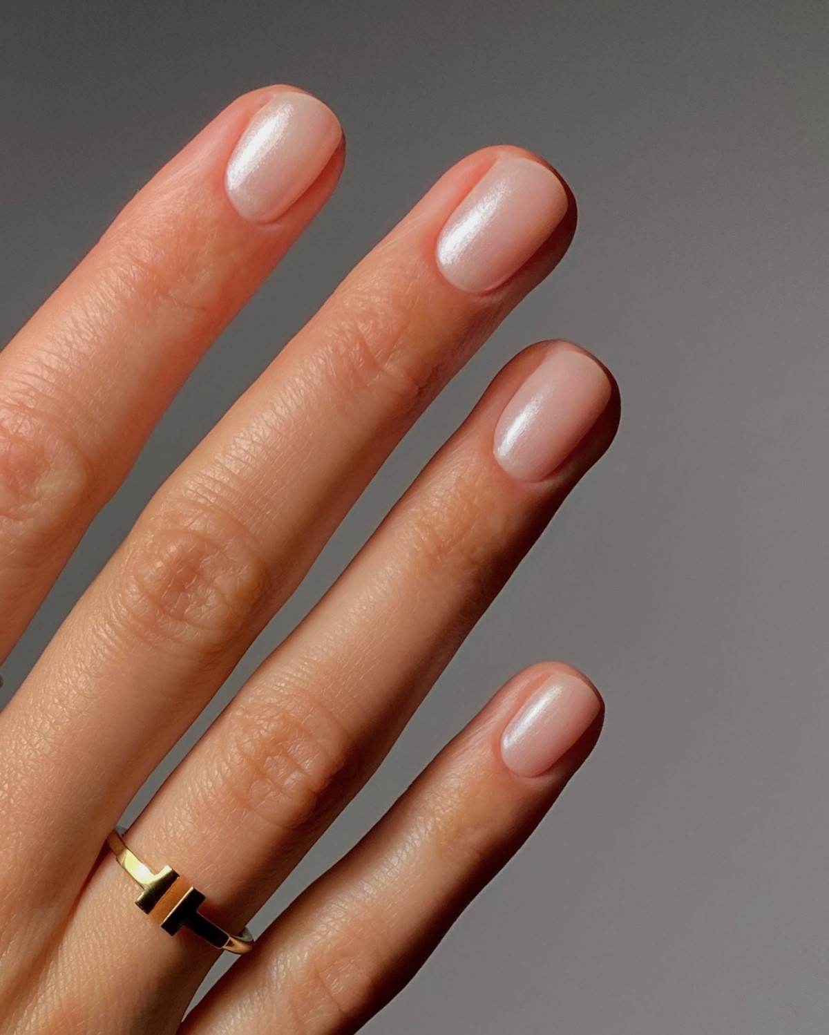 Этот маникюр выглядит дорого без дизайна — его выбирают чаще
