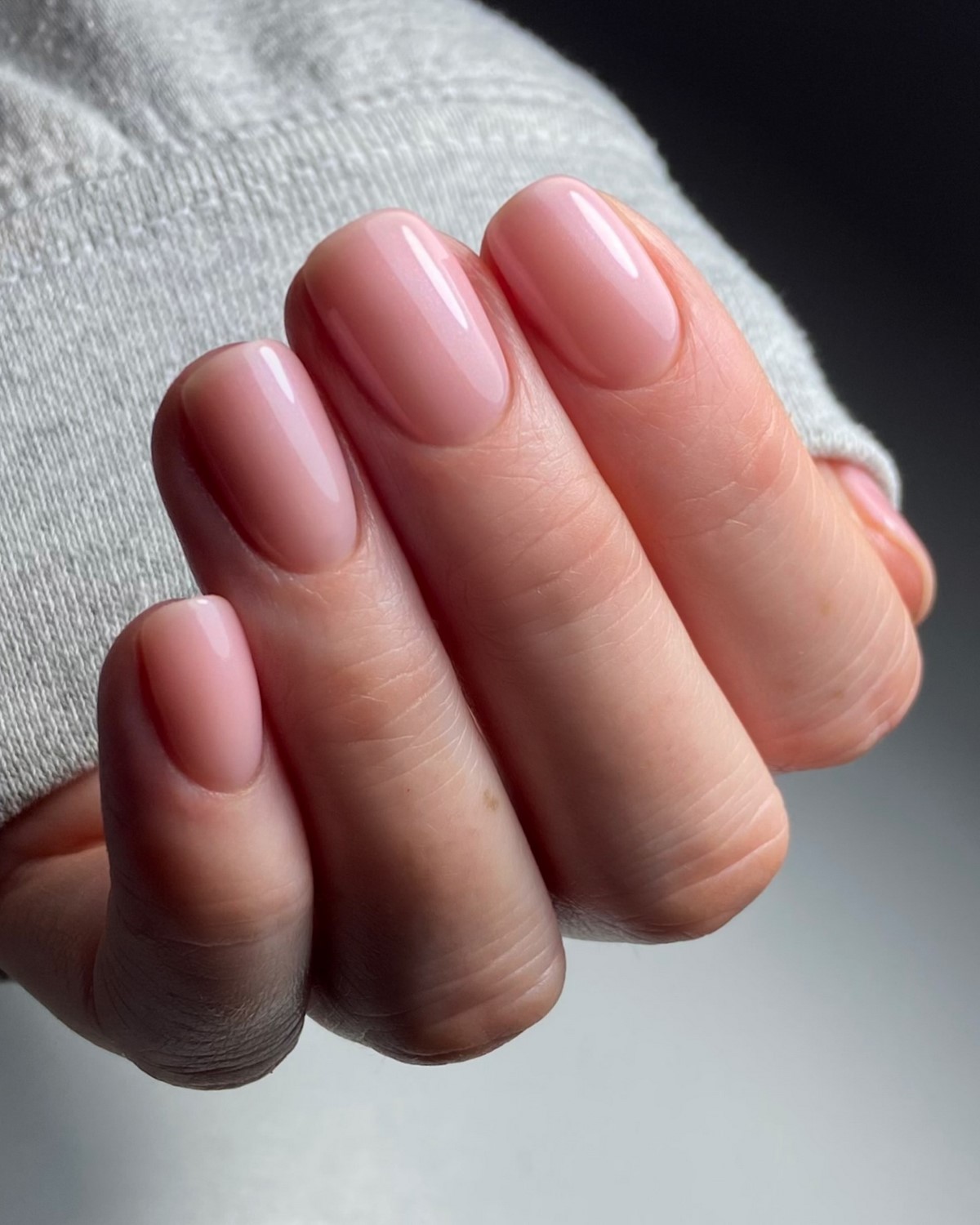 Этот маникюр выглядит дорого без дизайна — его выбирают чаще