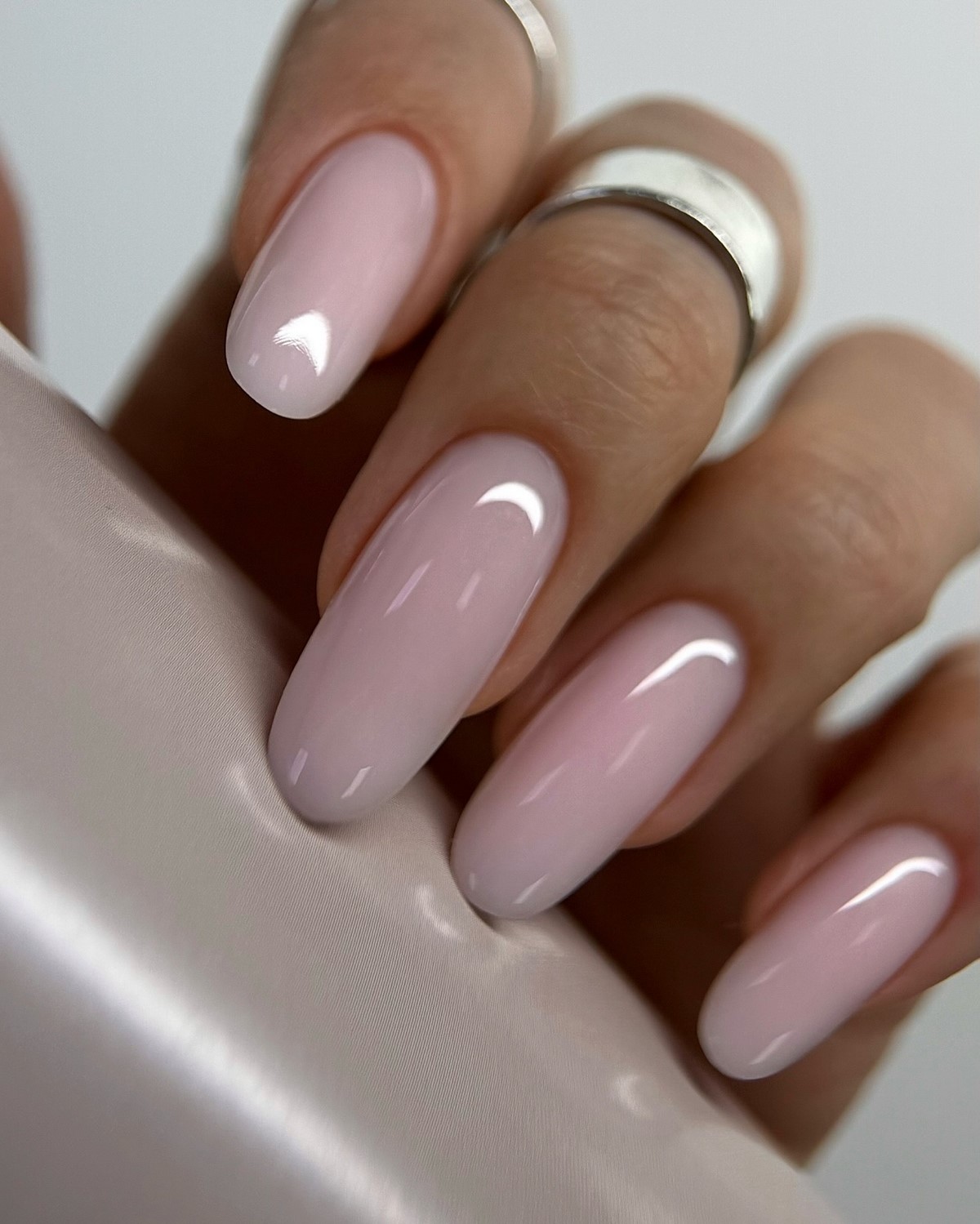 Этот маникюр выглядит дорого без дизайна — его выбирают чаще