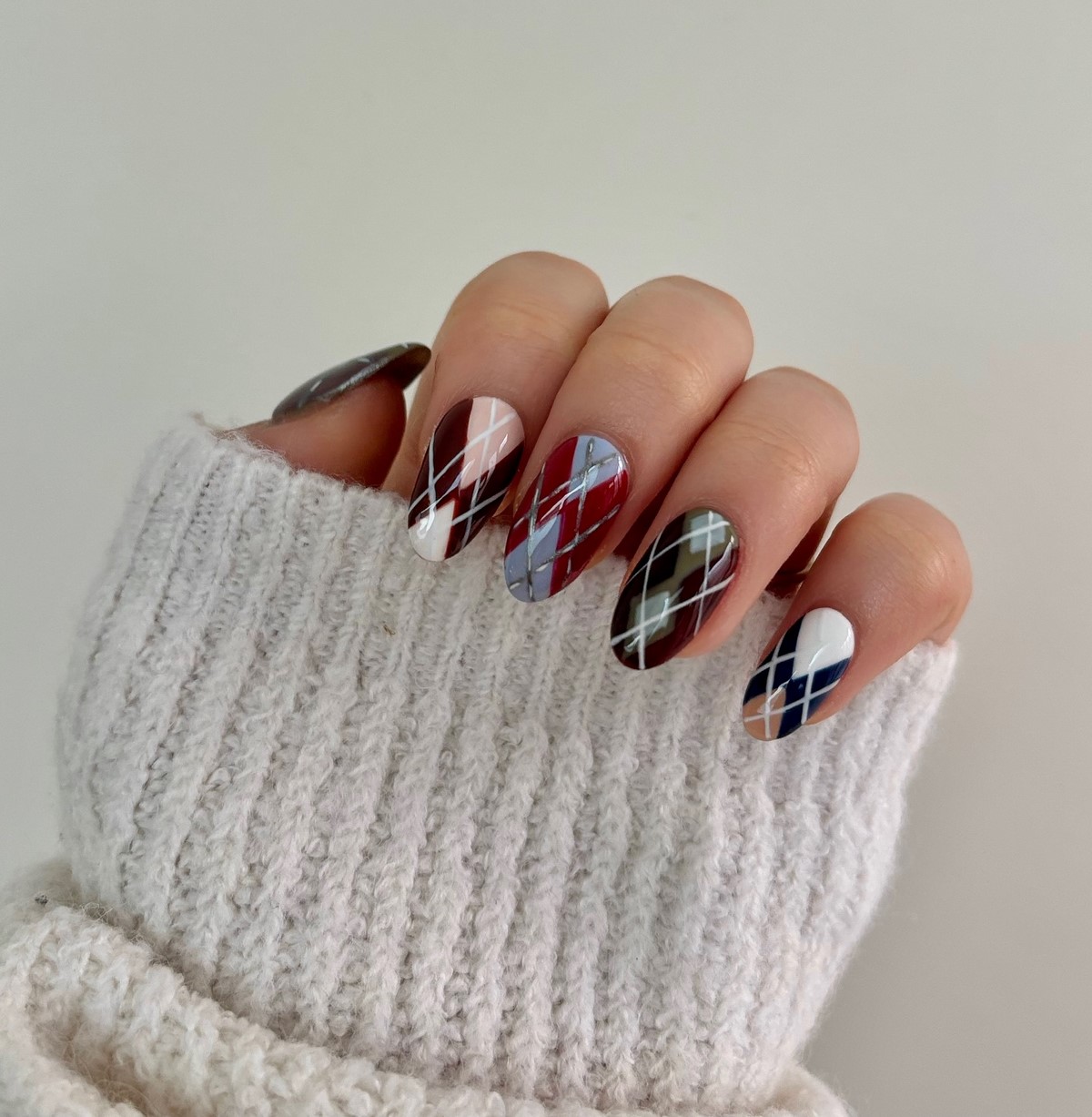 Клетчатый маникюр в апреле 2026: как выглядит аргайл сейчас