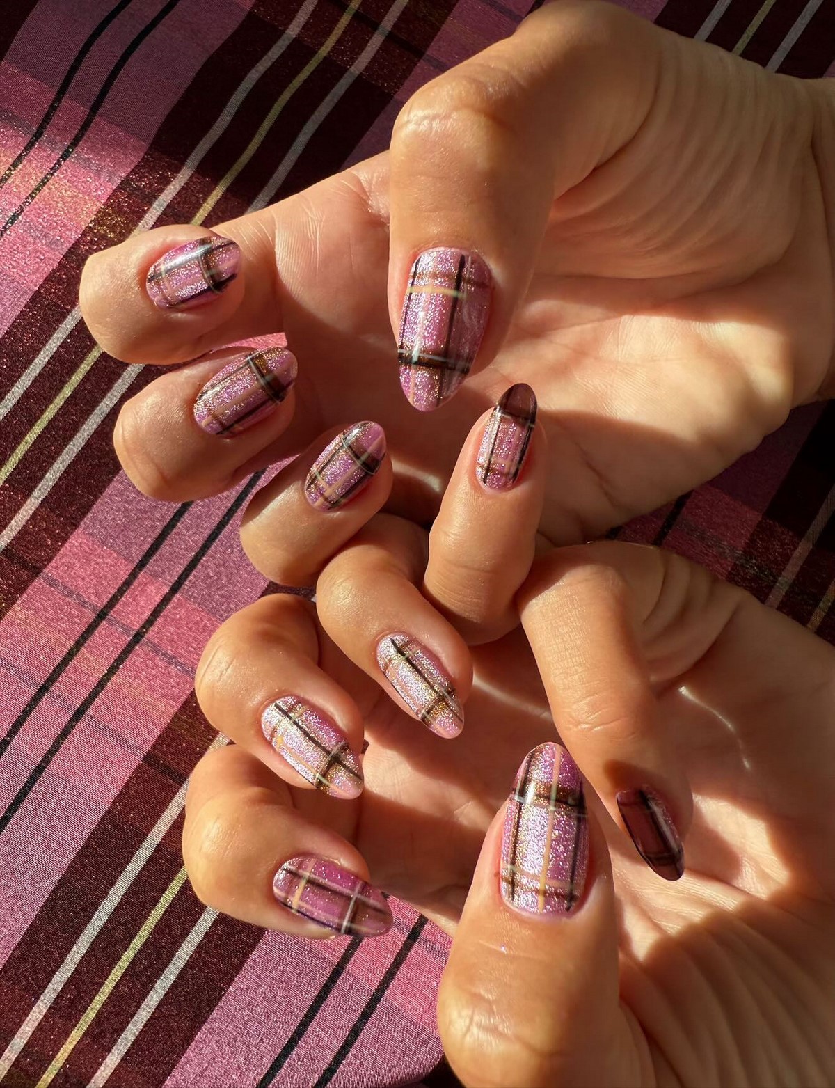 Клетчатый маникюр в апреле 2026: как выглядит аргайл сейчас