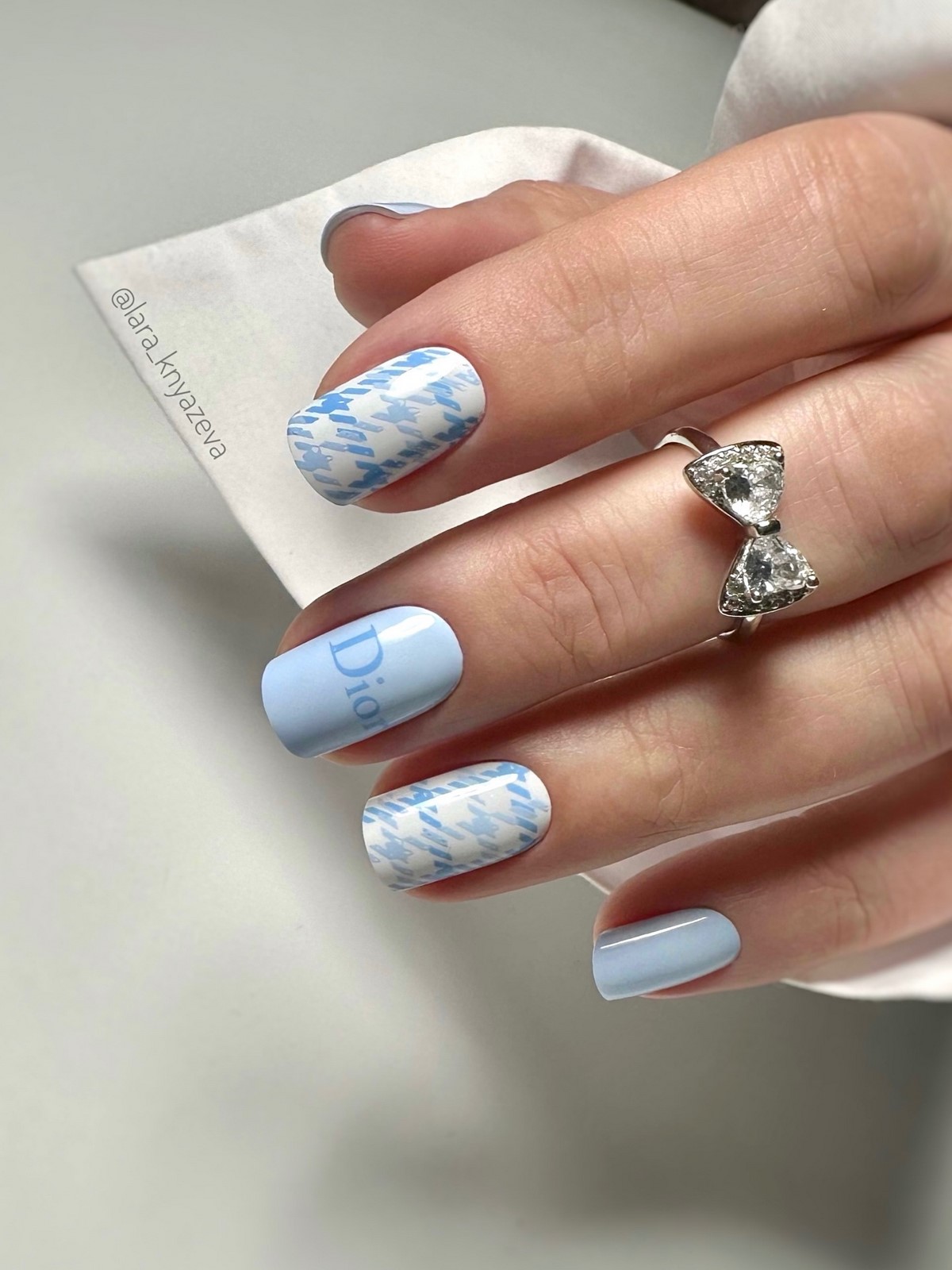 Клетчатый маникюр в апреле 2026: как выглядит аргайл сейчас