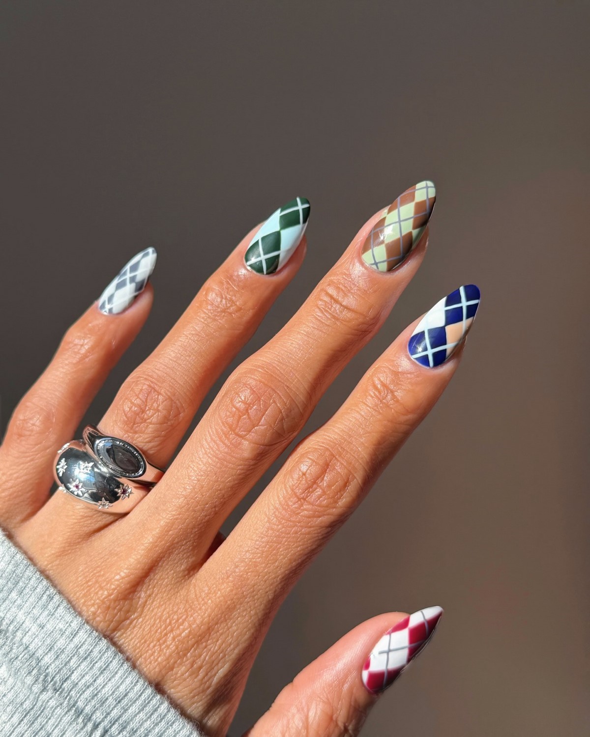 Клетчатый маникюр в апреле 2026: как выглядит аргайл сейчас