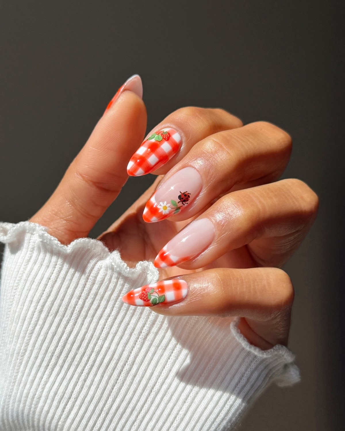 Клетчатый маникюр в апреле 2026: как выглядит аргайл сейчас