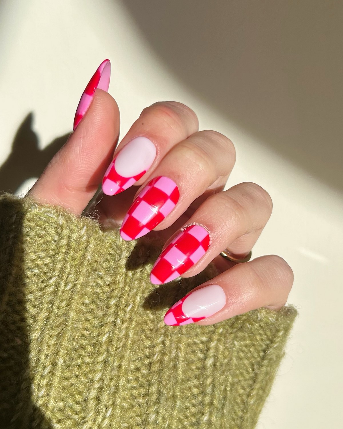 Клетчатый маникюр в апреле 2026: как выглядит аргайл сейчас