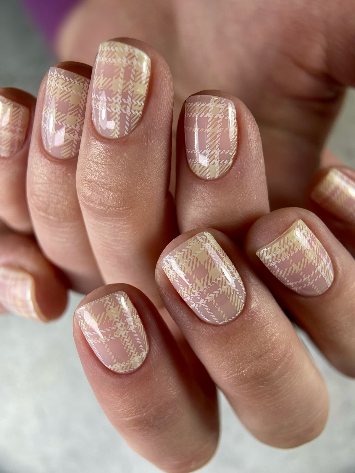 Клетчатый маникюр в апреле 2026: как выглядит аргайл сейчас