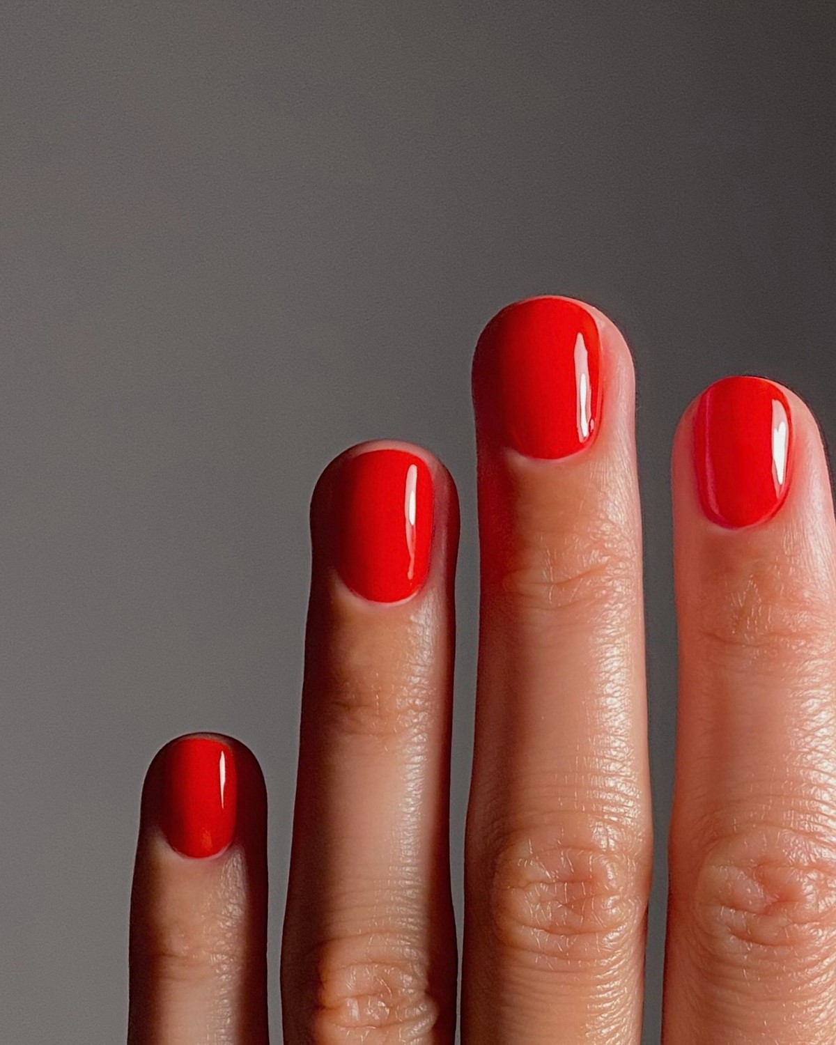 Короткие ногти снова в моде — и выглядят аккуратнее длинных