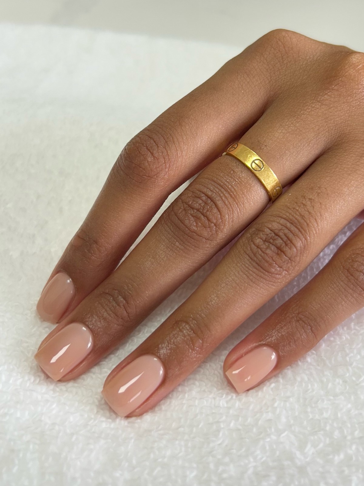 Короткие ногти снова в моде — и выглядят аккуратнее длинных