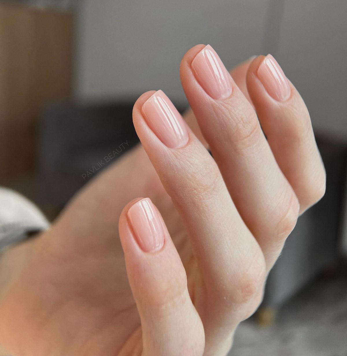 Короткие ногти снова в моде — и выглядят аккуратнее длинных