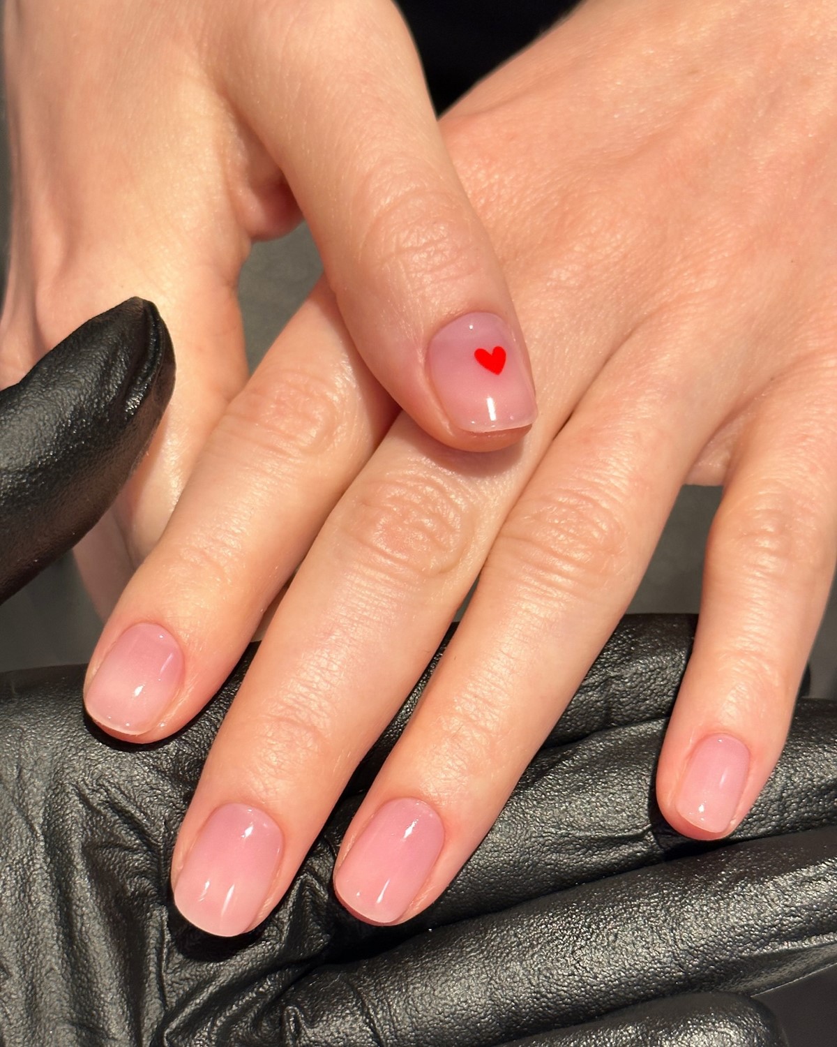 Короткие ногти снова в моде — и выглядят аккуратнее длинных