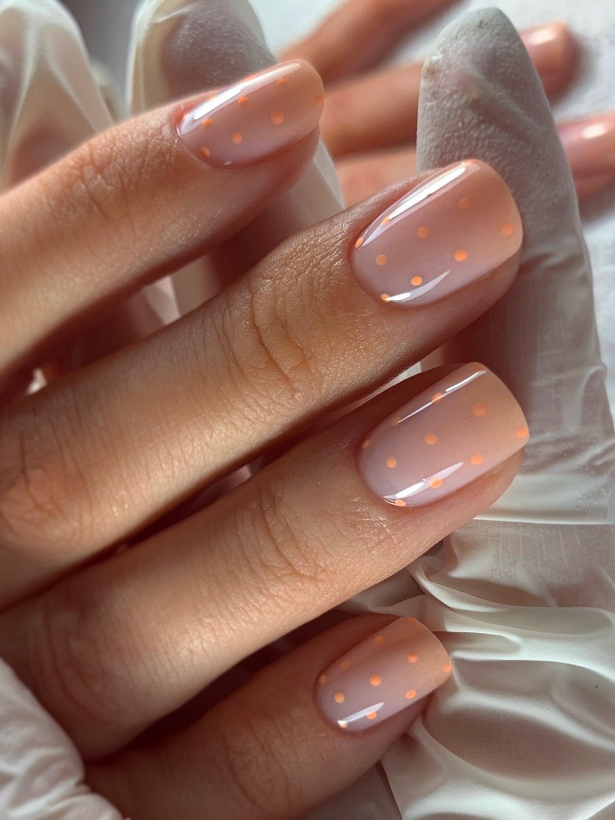 Короткие ногти снова в моде — и выглядят аккуратнее длинных