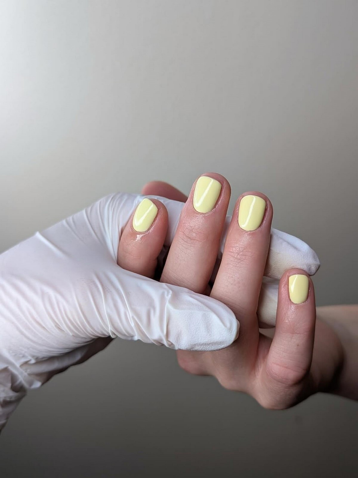 Короткие ногти снова в моде — и выглядят аккуратнее длинных